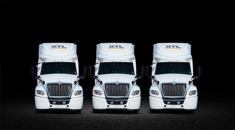 3 camions XLT garés côte à côte