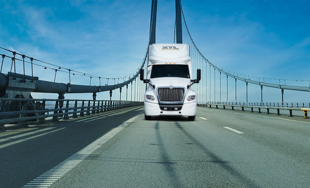 Camion XTL roulant sur un pont entre le Canada et les États-Unis