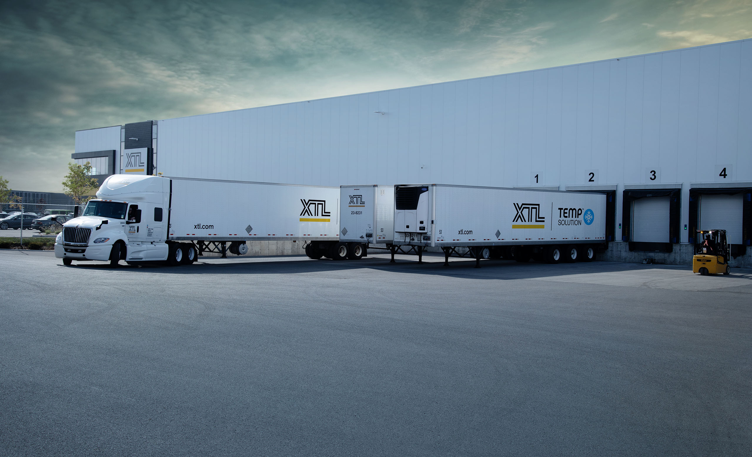 Terminal d’entreposage et de transbordement XTL avec un camion et plusieurs semi-remorques