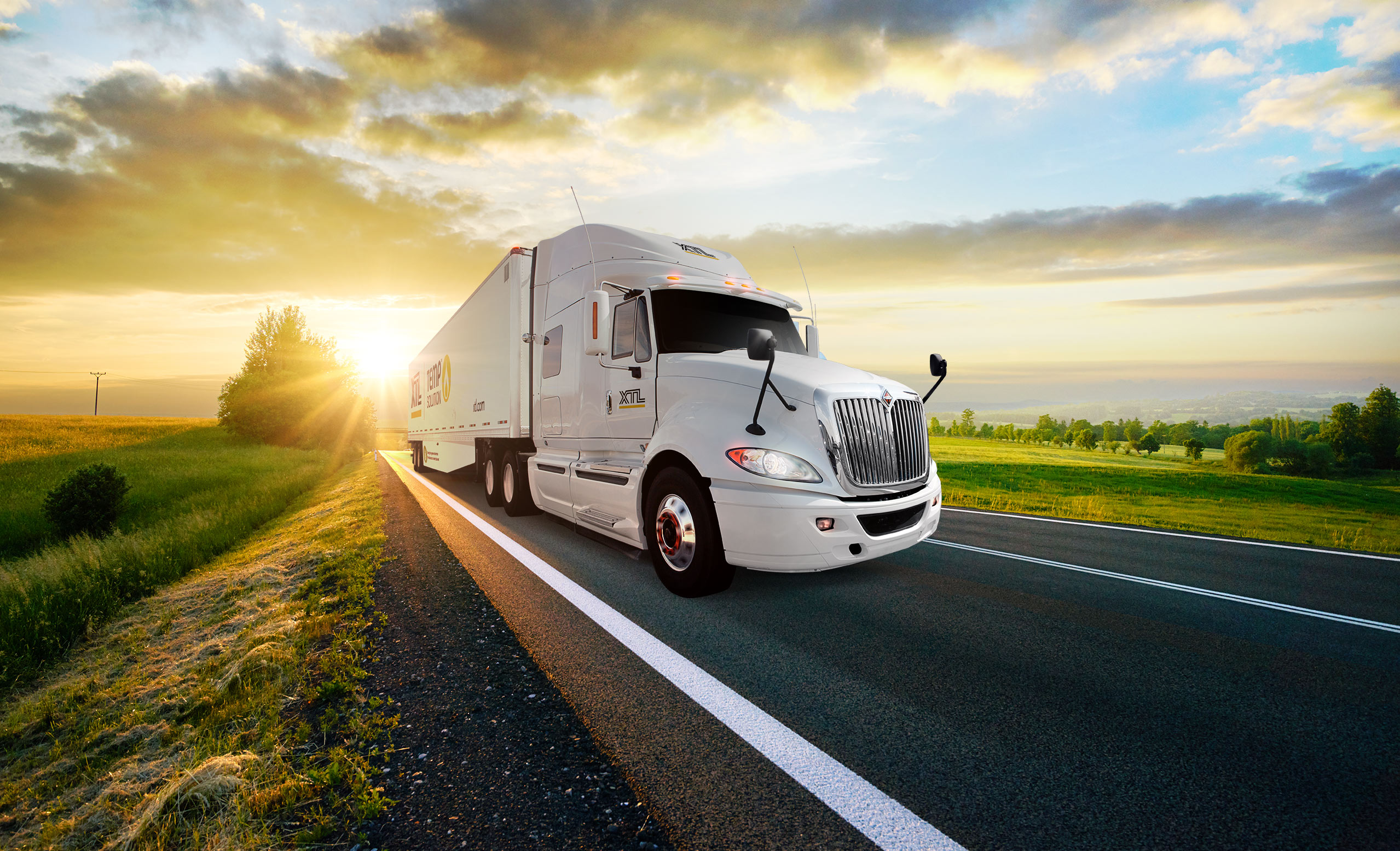 Camion XTL roulant sur la route avec un coucher de soleil pittoresque en arrière-plan