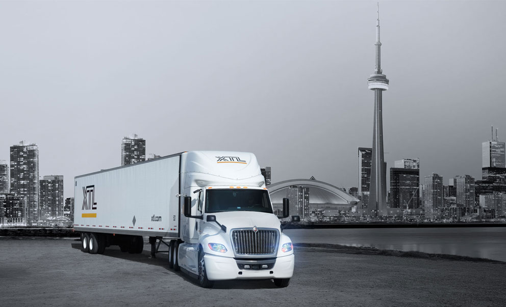 Camion XTL stationné avec la ville de Toronto en arrière-plan