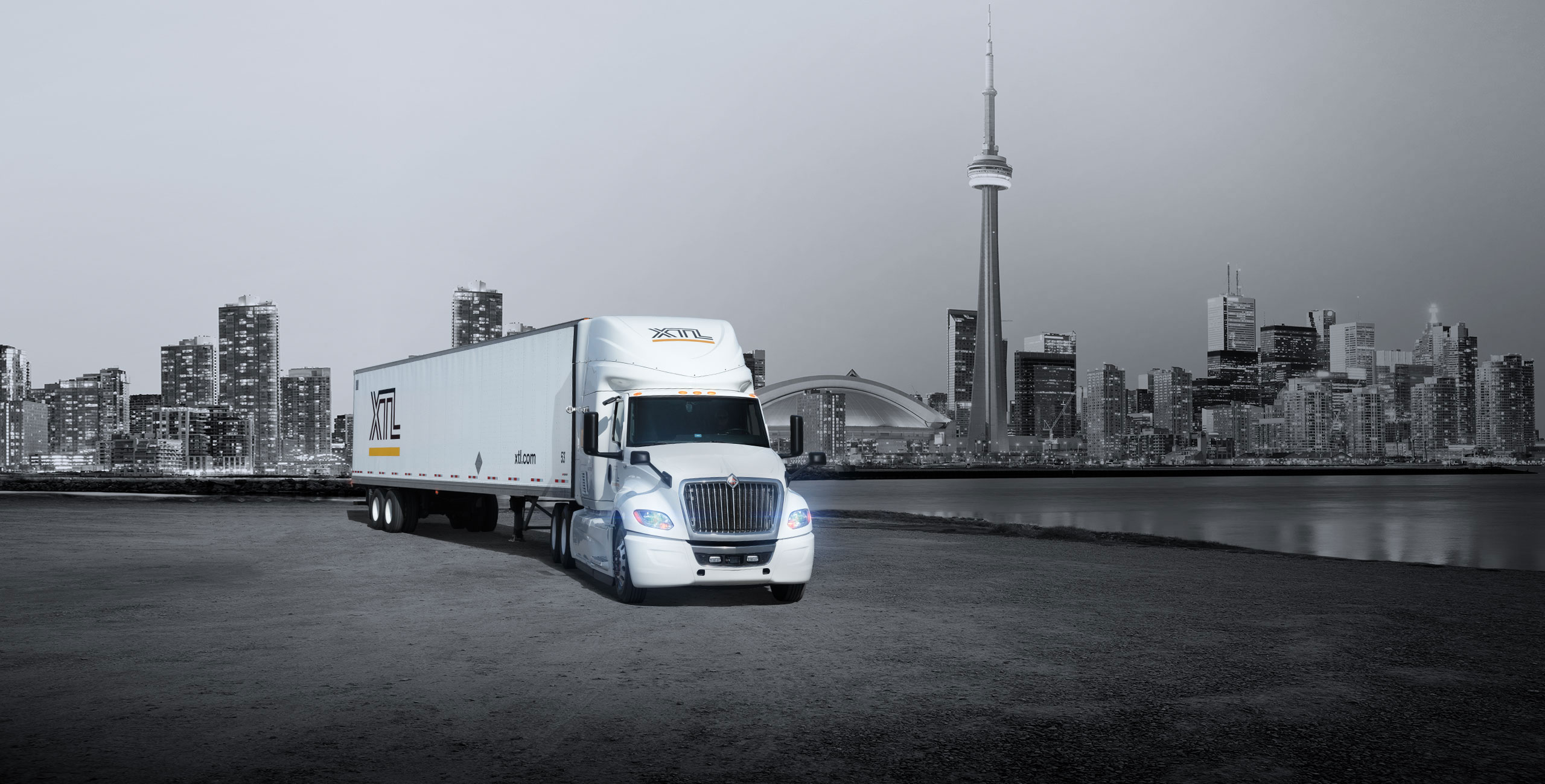 Camion XTL stationné avec la ville de Toronto en arrière-plan